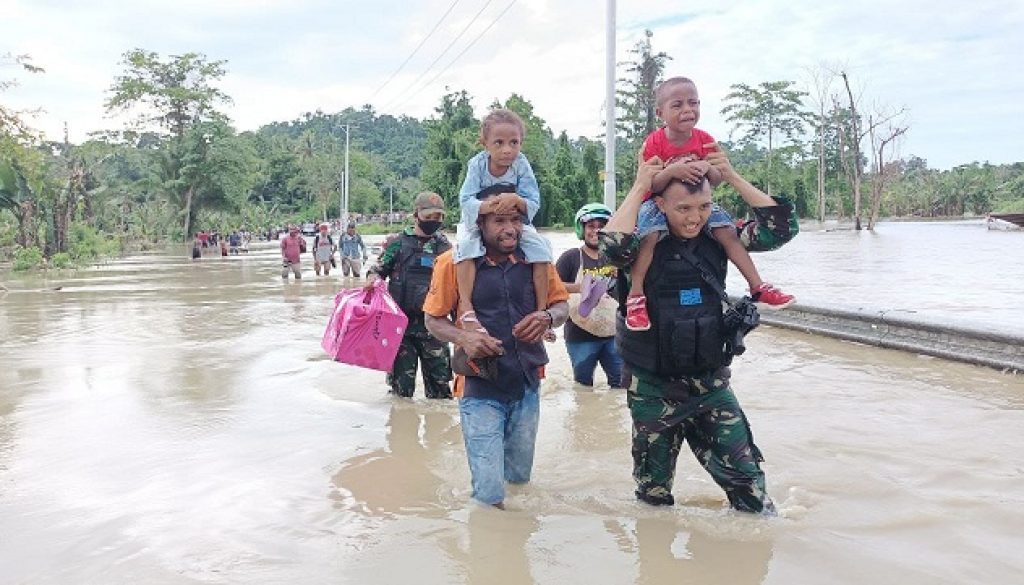 Aparat TNI saat membantu evakuasi para korban banjir Arso 7 Kab. Keerom Papua Aparat TNI saat membantu evakuasi para korban banjir Arso 7 Kab. Keerom Papua