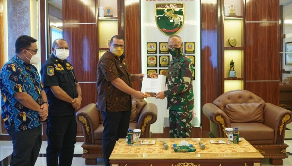 Satgas Covid Papua saat menyerahkan SE Gubernur Papua kepada Pangdam cenderawasih Satgas Covid Papua saat menyerahkan SE Gubernur Papua kepada Pangdam cenderawasih