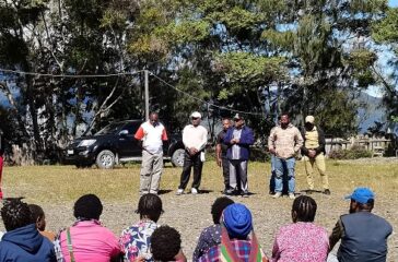 Bupati Intan Jaya saat beraama pengungsi