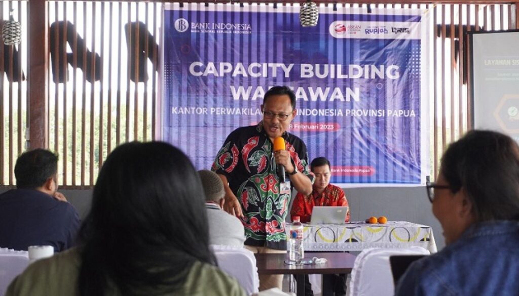 Deputi BI Papua saat memberikan materi Deputi BI Papua saat memberikan materi