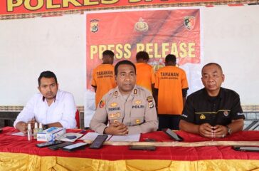 Polres Jayapura menggelar jumpa pers kasus pembunuhan sopir lajuran karena isu penculikan anak