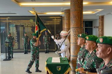 Pangdam Cenderawasih Mayjen TNI Izak Pangemanan mencium pataka
