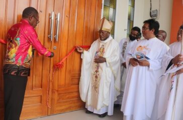 Walikota Jayapura Frans Pekey membuka pintu Gedung Gereja Stasi Hati Kudus Yesus