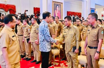 Presiden Jokowi saat berjabatan tangan dengan Pj Gubernur Papua M RIdwan Rumasukun