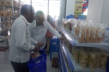 Pj Walikota Jayapura Frans Pekey bersama GM Saga Group Harris Manuputty saat melihat produk buatan UMKM yang diperjualbelikan di Saga Koya