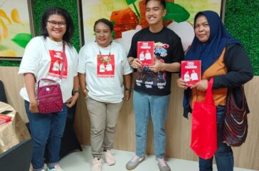 Tiga jurnalis Papua serahkan buku hasil karya jurnalis kepada Waket TKN Prabowo Gibran