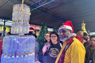 Ketua DPRD Kota Jayapura Abisai Rollo saat meninjau pameran pohon terang hasil daur ulang di Gerbang Natal 2023