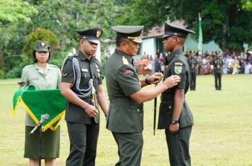 Pangdam Cenderawasih Mayjen TNI Isak Pangemanan saat memberikan tanda kepangkatan kepada lulusan terbaik Serda Heldy Wira Silaka