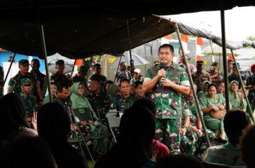 Kasad TNI Maruli Simanjuntak saat berdialog dengan warga soal TNI Manunggal Air