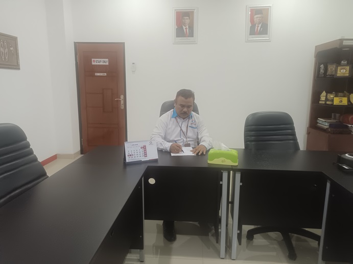 Kepala Perwakilan Ombudsman RI Provinsi Papua YB Joko Rusmanta saat berada diruang kerjanya. foto : ist)