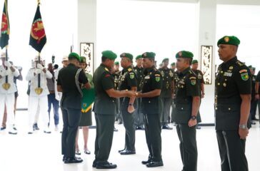Pangdam Cenderawasih Mayjen TNI Izak Pangemanan saat memimpin Sertijab