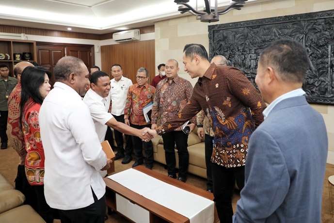 Kakanwil ATR /BPN Roy EF Wayoi saat mendampingi Pj Gubernur Ridwan Rumasukun dan Pj Sekda Papua Derek Hegemur bertemu Menteri ATR Agus T Yudoyono
