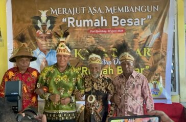 Kandidat Balon Gubernur Papua Paulus Waterpauw bersama para tokoh adat di Rumah Besar Dewan Adat Papua