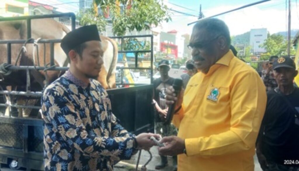 Ketua DPD Partai Golkar Kota Jayapura Abisai Rollo saat menyerahkan 48 ekor hewan kurban kepada Ustad Sudin La Sahiya Ketua DPD Partai Golkar Kota Jayapura Abisai Rollo saat menyerahkan 48 ekor hewan kurban kepada Ustad Sudin La Sahiya