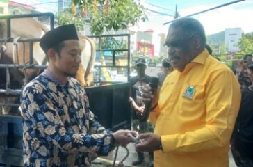 Ketua DPD Partai Golkar Kota Jayapura Abisai Rollo saat menyerahkan 48 ekor hewan kurban kepada Ustad Sudin La Sahiya