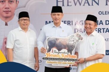 Menteri ATR Kantor BPN Agus H Yudoyono secara resmi menyerahkan hewan kurban di momen Idul Adha 1445 Hijriah