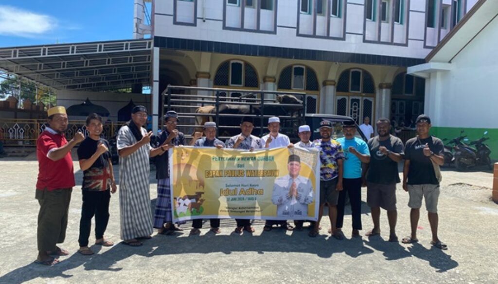 Pemyerahan hewan kurban dari Paulus Waterpauw kepada warga Sarmi Pemyerahan hewan kurban dari Paulus Waterpauw kepada warga Sarmi