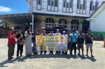 Pemyerahan hewan kurban dari Paulus Waterpauw kepada warga Sarmi