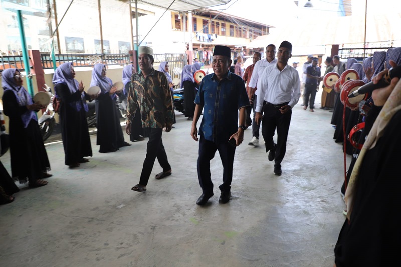 Rombongan Paguyuban Nusantara bersama para Pendeta dan relawan Paulus Waterpauw saat tiba di Masjid Quba APO disambut tabuhan rebana dan alunan shalawat