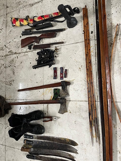 Sejumlah barang bukti yang ditemukan aparat saat melakukan penyisiran