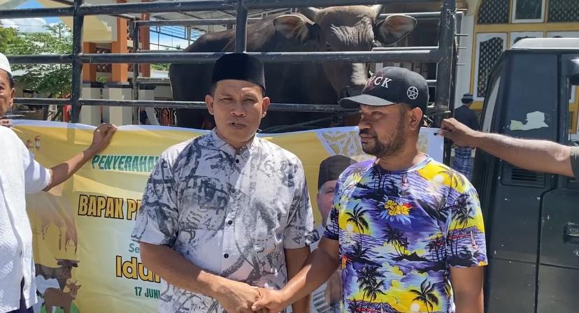 Ustad Samsul Alam didampingi Noverus Lumunau sebagai Ketua Relawan Kakak Besar Paulus Waterpauw Kabupaten Sarmi ketika diwawancarai