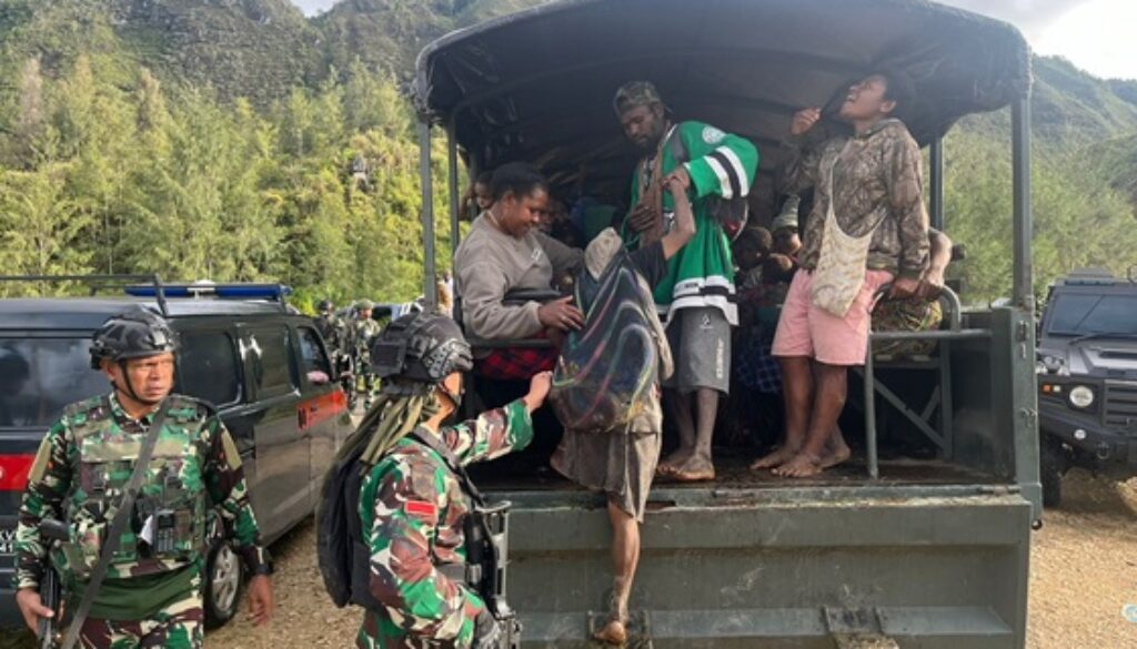 Warga Distrik Bibida lebih memilih untuk mengungsi ke Gereja Katolik Paniai