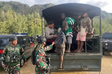 Warga Distrik Bibida lebih memilih untuk mengungsi ke Gereja Katolik Paniai