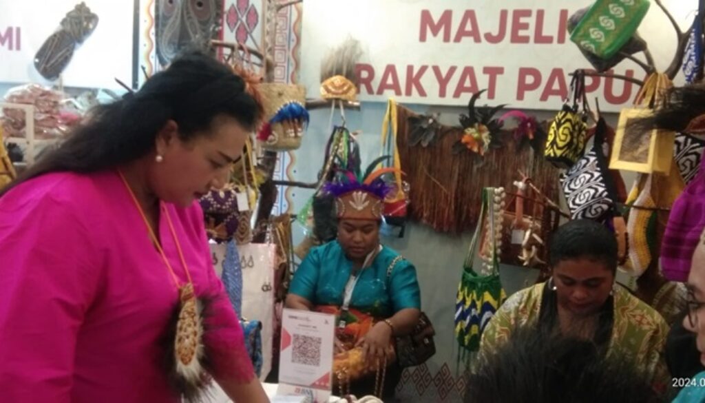 Anggota MRP Pokja Perempuan Fabiola Ohee ikut mengawasi di booth MRP yang diselenggarakan Dekranas