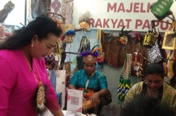 Anggota MRP Pokja Perempuan Fabiola Ohee ikut mengawasi di booth MRP yang diselenggarakan Dekranas