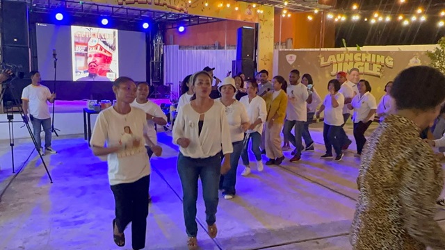 Kaum milenial bersama para paguyuban nusantara dan OAP berjoget bersama di launching jingle Kaka Besar Manyala