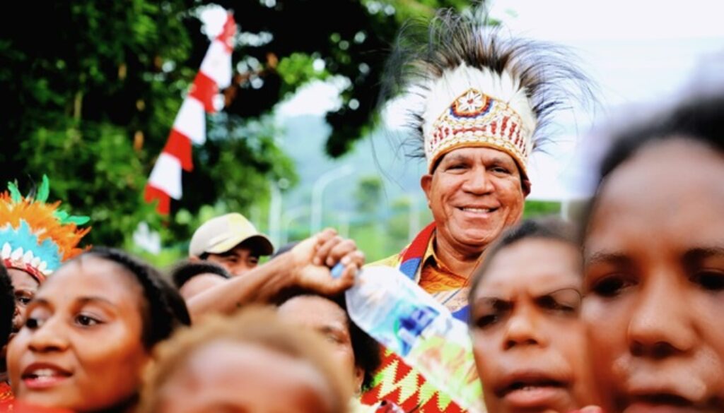 Paulus Waterpauw bersama para pendukung di satu kesempatan Paulus Waterpauw bersama para pendukung di satu kesempatan