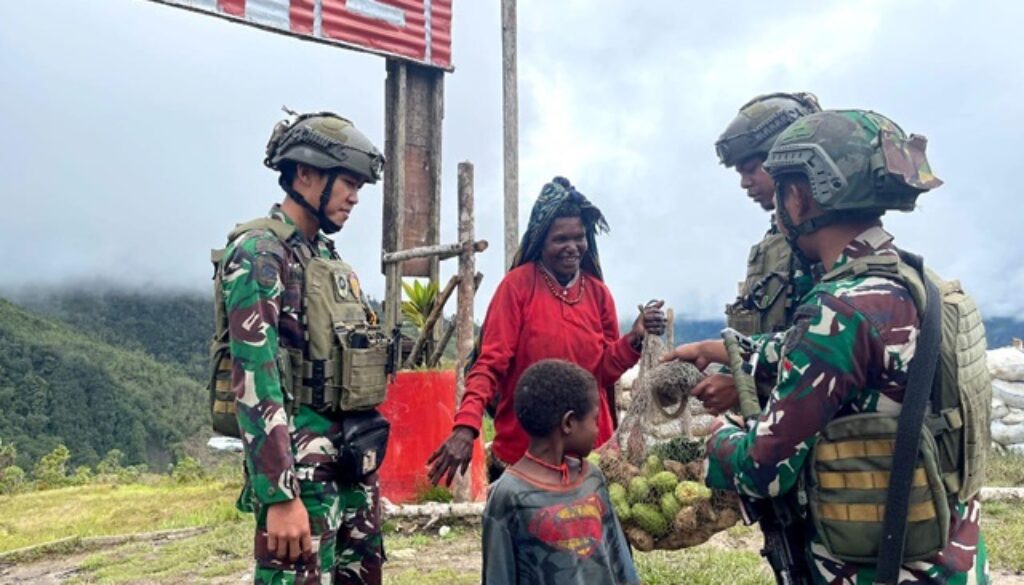 Senyum bahagia Imelda Murib ketika hasil kebunnya diborong Prajurit TNI Senyum bahagia Imelda Murib ketika hasil kebunnya diborong Prajurit TNI