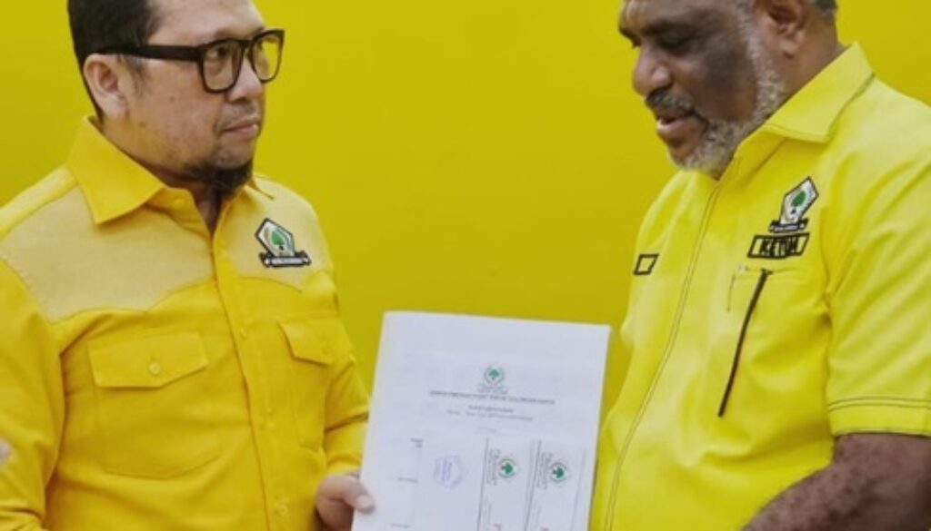Penyerahan SK B1KWK dari DPP Golkar Papua kepada Abisai Rollo Penyerahan SK B1KWK dari DPP Golkar Papua kepada Abisai Rollo