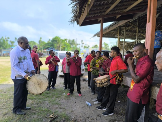 Abisai Rollo selalu dekat bersama masyarakat. Terlihat saat bermain suling tambur. Nampak ABR lihai menabuh gendang. (foto : Tim Media ABR-Harus)