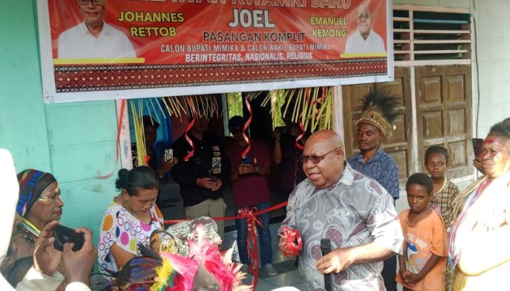 Bakal Calon Wakil Bupati Mimika Emanuel Kemong saat menggunting pita tanda dibukanya Posko JOEL di Kwamki Baru Bakal Calon Wakil Bupati Mimika Emanuel Kemong saat menggunting pita tanda dibukanya Posko JOEL di Kwamki Baru