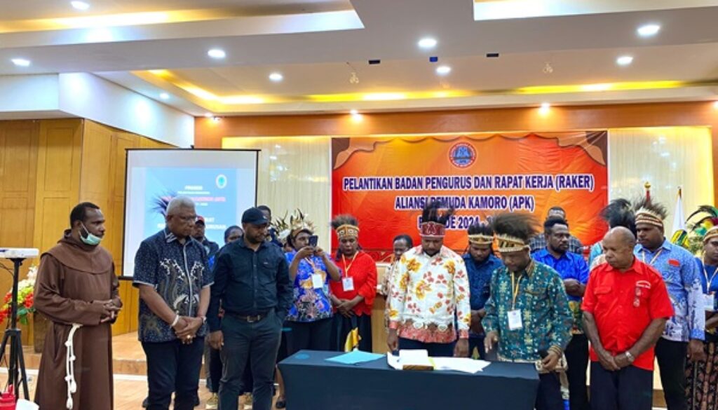 Johannes Rettob menyaksikan penandatangan Serah Terima Jabatan Ketua APK terpilih Rafael Taorekeyau Johannes Rettob menyaksikan penandatangan Serah Terima Jabatan Ketua APK terpilih Rafael Taorekeyau