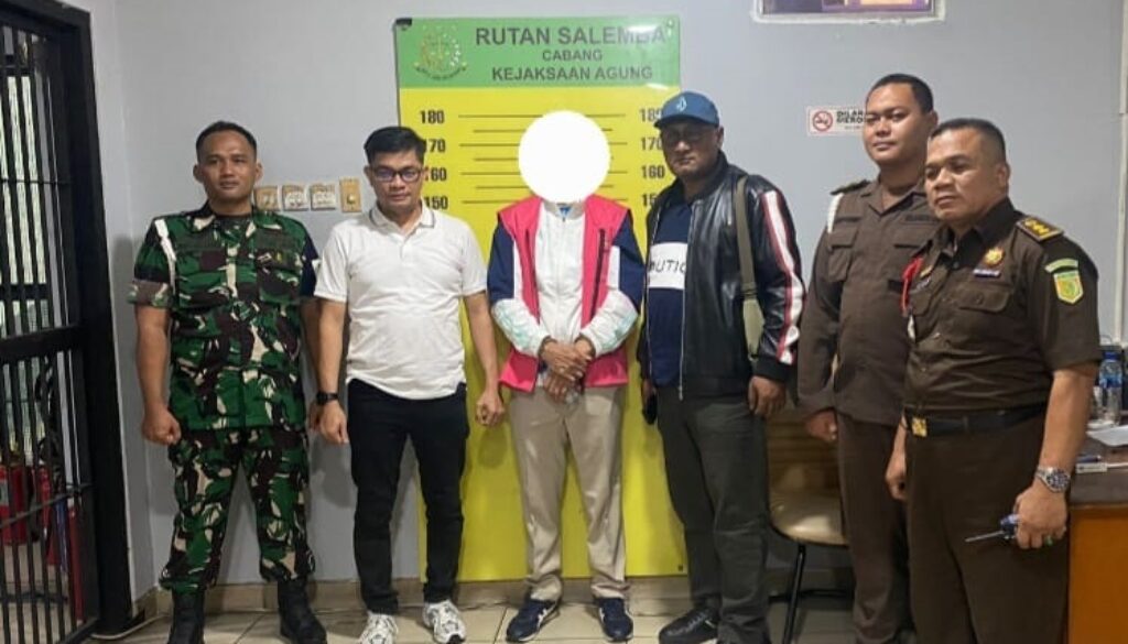 Tersangka RL saat dijemput dari Rutan Salemba oleh Tim Penyidik Kejaksaan Tinggi Papua