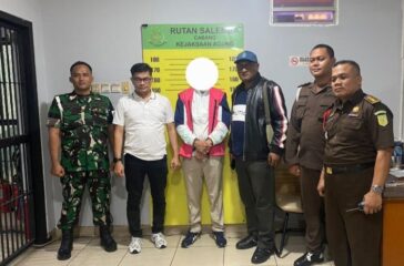 Tersangka RL saat dijemput dari Rutan Salemba oleh Tim Penyidik Kejaksaan Tinggi Papua