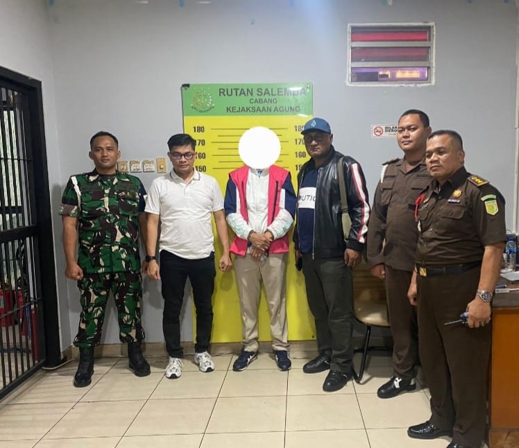 Tersangka RL saat dijemput dari Rutan Salemba oleh Tim Penyidik Kejaksaan Tinggi Papua
