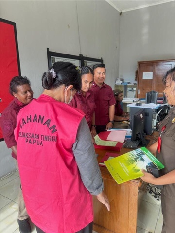 Tersangka VP dalam kasus dugaan korupsi dana PON Papua yang sempat mangkir saat panggilan pertama. Akhirnya ditahan di Lapas Perempuan Keerom