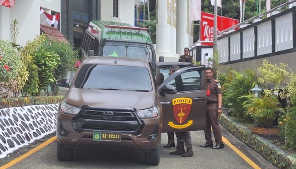 Tersangka dugaan korupsi Dana PON XX Papua saat hendak dibawa ke Lapas Abepura dan Lapas Keerom. (foto : ist)