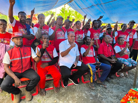 Calon Wakil Gubernur Papua Yermias Bisai berfoto bersama usai mendengarkan keluhan dan curhatan masyarakat