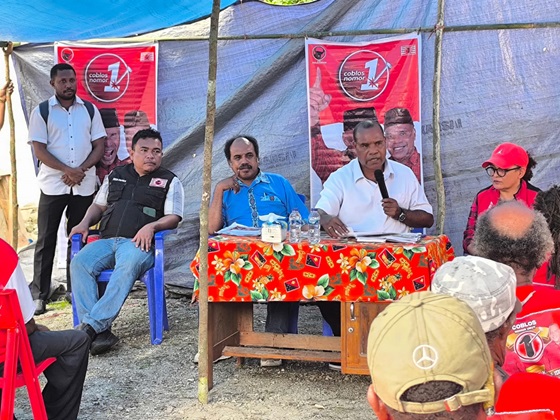 Calon Wakil Gubernur Papua nomor urut 1 Yermias Bisai saat memaparkan visi misinya kepada masyarakat di Distrik Waris