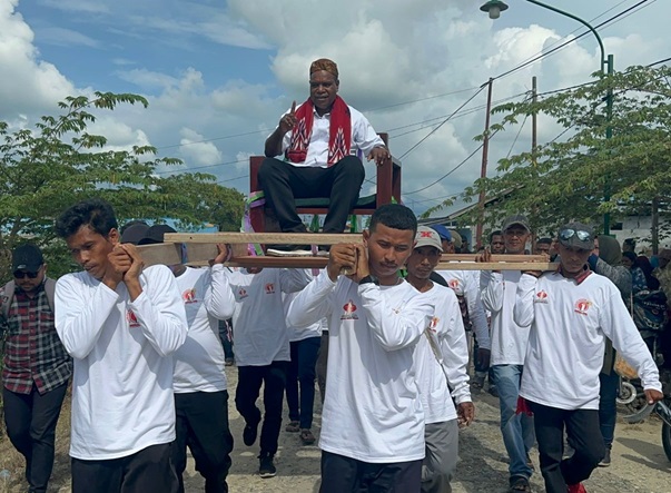 Cawagub Papua nomor urut 1 Yermias Bisai ditandu warga Koya Barat Distrik Muara Tami Kota Jayapura