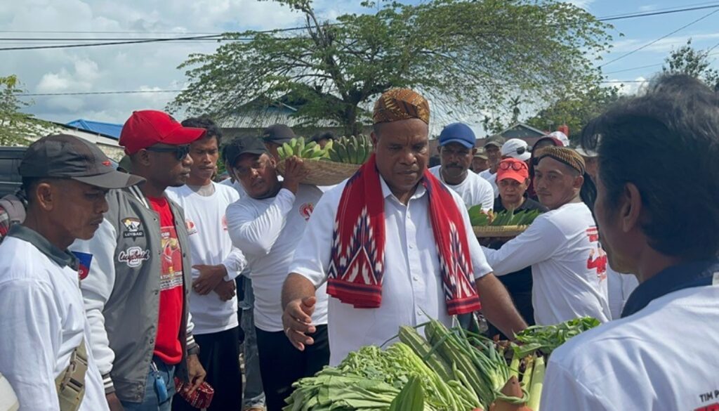 Cawagub Yermias Bisai menerima hasil bumi warga Koya sebelum menggelar acara tatap muka bersama warga Cawagub Yermias Bisai menerima hasil bumi warga Koya sebelum menggelar acara tatap muka bersama warga