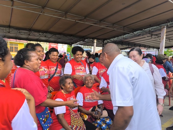Cawagub Yermias Bisai saat bersalaman dengan Warga BTN Puskopad Sentani Kota di acara Tatap Muka bersama