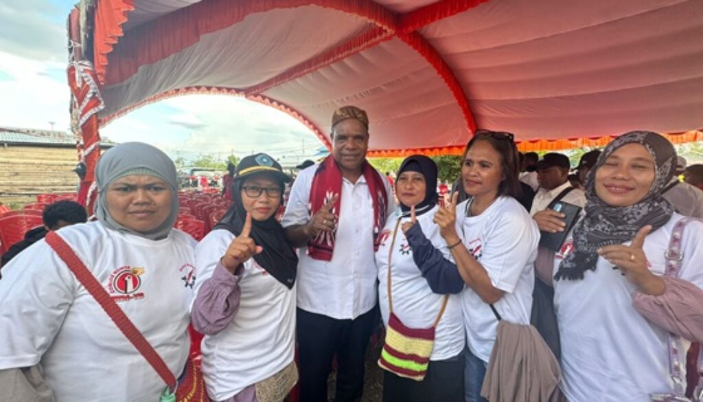 Cawagub nomor urut 1 Yermias Bisai saat berfoto bersama para ibu di Koya Barat Cawagub nomor urut 1 Yermias Bisai saat berfoto bersama para ibu di Koya Barat