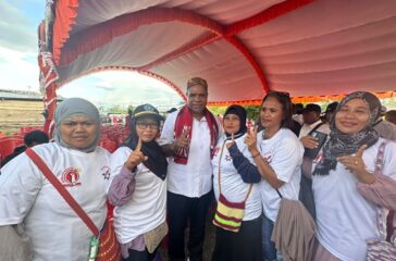 Cawagub nomor urut 1 Yermias Bisai saat berfoto bersama para ibu di Koya Barat