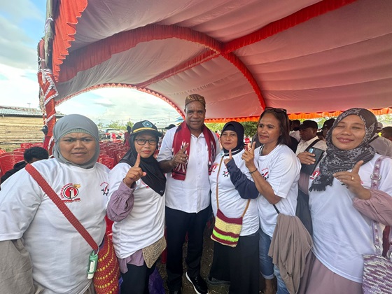 Cawagub nomor urut 1 Yermias Bisai saat berfoto bersama para ibu di Koya Barat