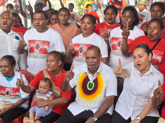 Cawagub nomor urut 2 Yermias Bisay dan ibu Grace foto bersama masyarakat di Kampung Skouw Yambe Distrik Muara Tami